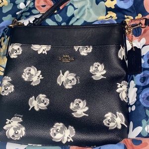 Beautiful crossbody bag coach like new only used 3 times in good condition